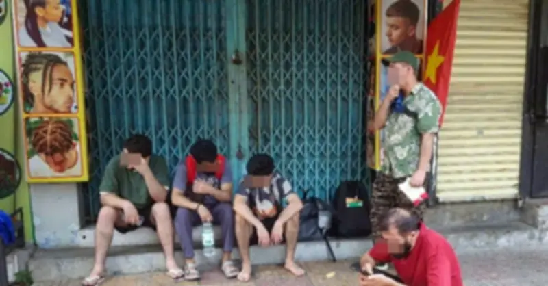 Cháy nhà hàng ở Sài Gòn, 5 người nước ngoài treo cửa sổ thoát thân