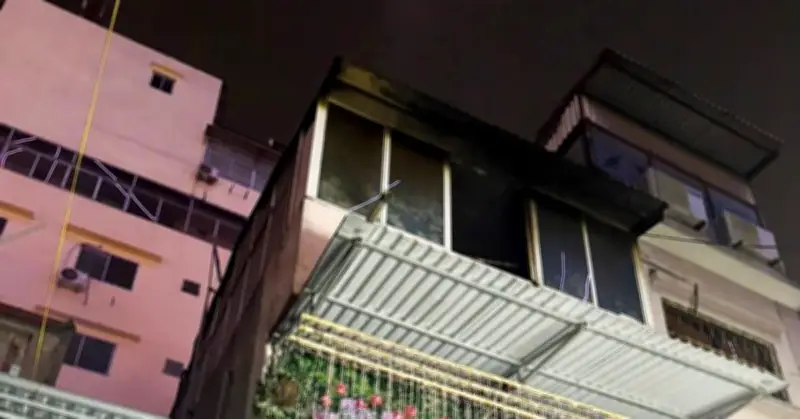 Cháy nhà tại trung tâm Hà Nội, hai chiến sĩ cứu hỏa bị khói ảnh hưởng sức khỏe