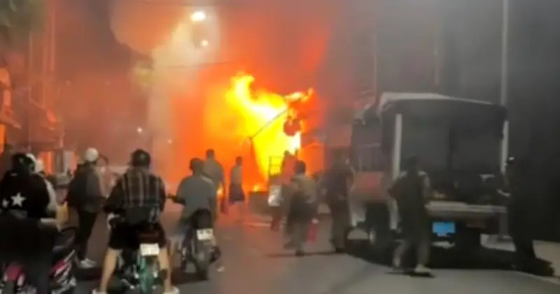 Cháy vựa phế liệu ở Đồng Tháp, thiêu rụi tài sản và lan sang nhà dân