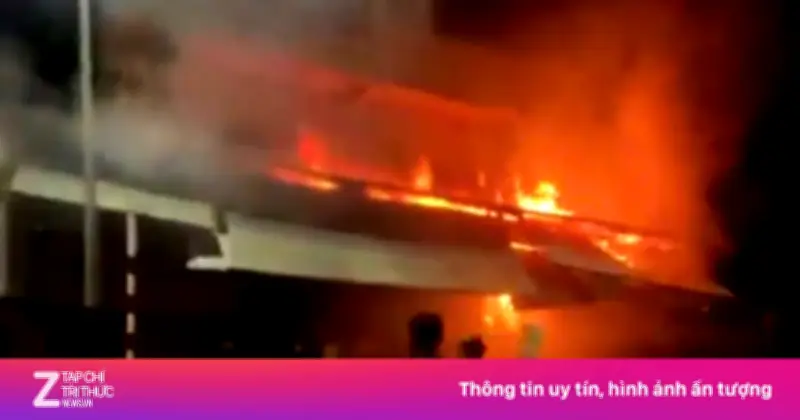 Cháy vựa phế liệu tại Đồng Tháp, lửa lan sang 2 nhà dân