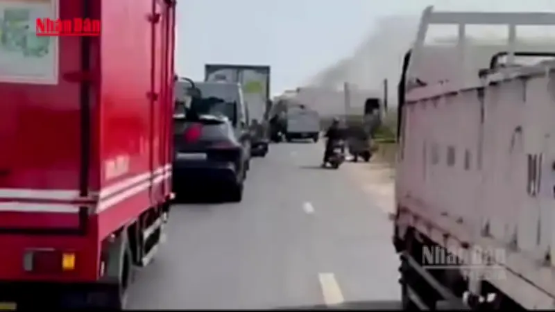 Cháy xe khách trên Quốc lộ 1 qua Khánh Hòa, giao thông ùn tắc kéo dài