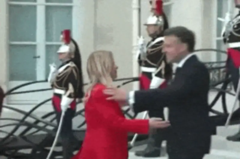 Cái ôm 'khó xử' giữa Tổng thống Pháp và Thủ tướng Italy gây xôn xao mạng xã hội