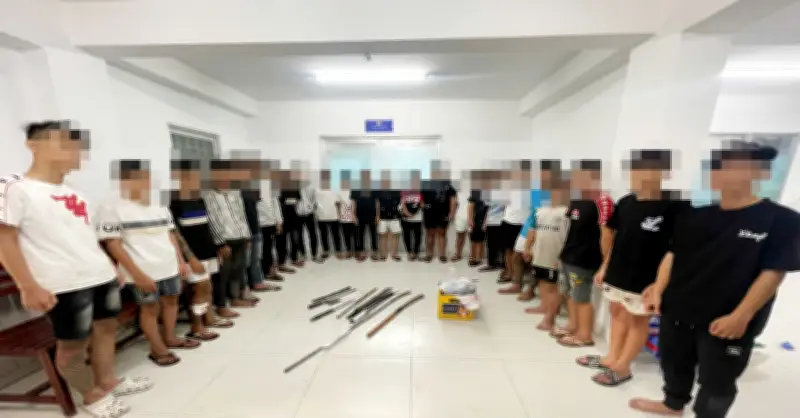 Cãi nhau trên Facebook, hai trẻ trâu rủ 20 người mang hung khí gây náo loạn