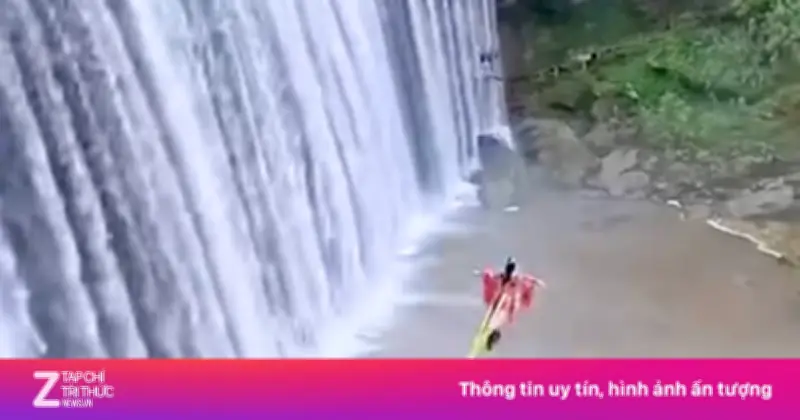 Clip du khách bay lượn như phim kiếm hiệp gây sốt Trung Quốc