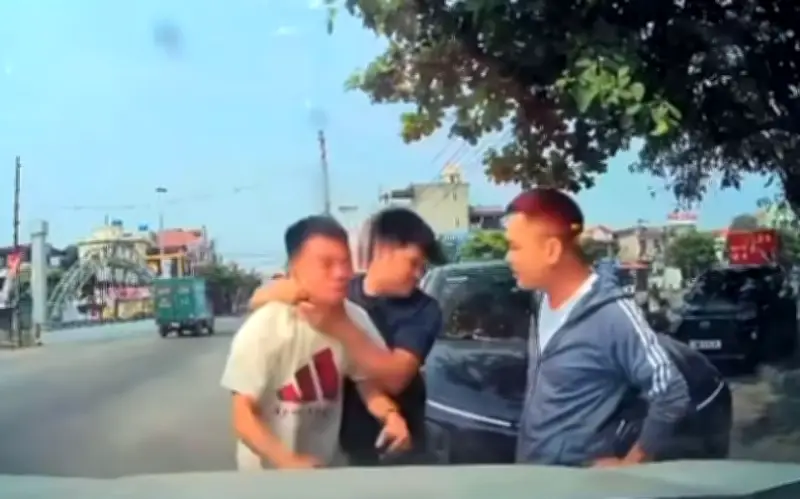 Clip tài xế ô tô bóp cổ, đánh người gây xôn xao: Công an vào cuộc xác minh