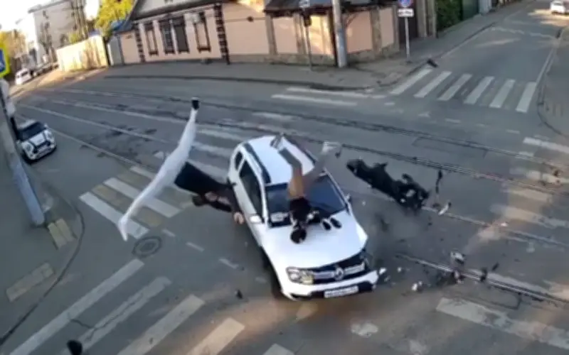 Clip xe máy tông ô tô ở Nga, hai người bay lên không trung