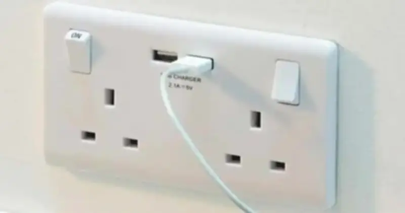 Ổ cắm điện tích hợp USB: Tiện lợi nhưng cần cảnh giác an toàn và bảo mật