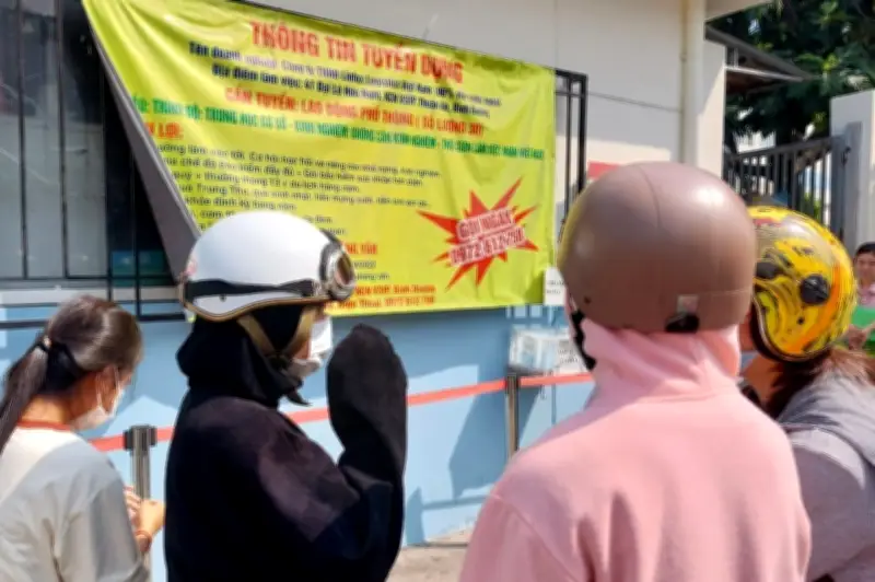 Cán bộ không chuyên trách cấp xã vật lộn xin việc ở tuổi ngoài 40