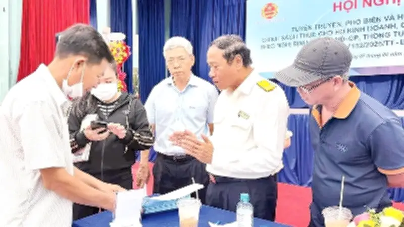 Cán bộ Thuế TP.HCM hỗ trợ hộ kinh doanh kê khai thuế điện tử, tránh rủi ro pháp lý