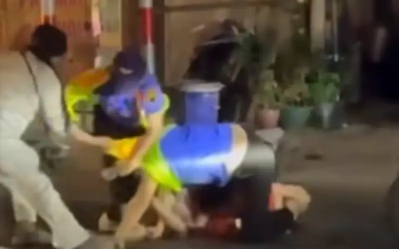 Cận cảnh vụ hai nhân viên đường sát bị hành hung khi đang làm nhiệm vụ