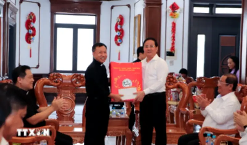 Cần Thơ thăm chúc mừng Lễ Phục Sinh 2026 tại Giáo xứ Chánh Tòa