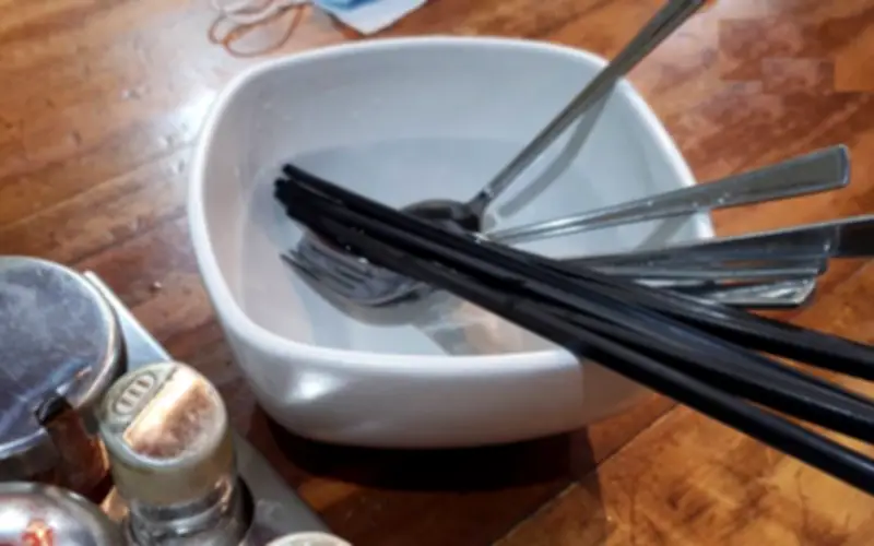 Cẩn trọng với cách dùng 5 dụng cụ nhà bếp quen mặt, dùng sai cách có thể gây hại