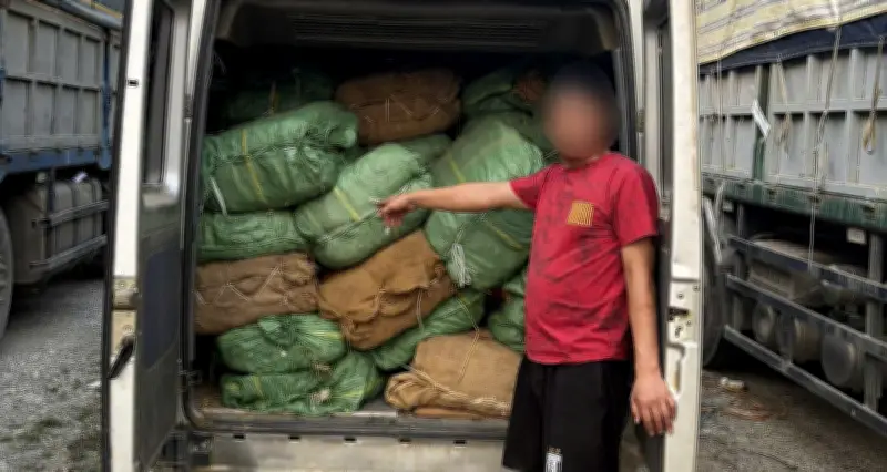 Công an Cao Bằng kiểm tra 2 ô tô, tạm giữ 5 tấn hàng hóa nghi vấn