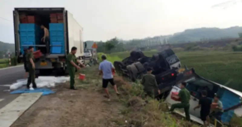 Công an Gia Lai giải cứu 3 tấn tôm đông lạnh sau vụ lật xe tải