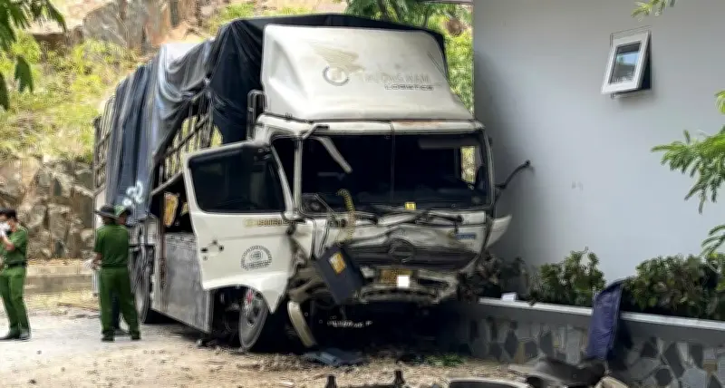 Công An Lâm Đồng Khởi Tố Vụ Xe Tải Lao Xuống Triền Núi, 3 Người Tử Vong