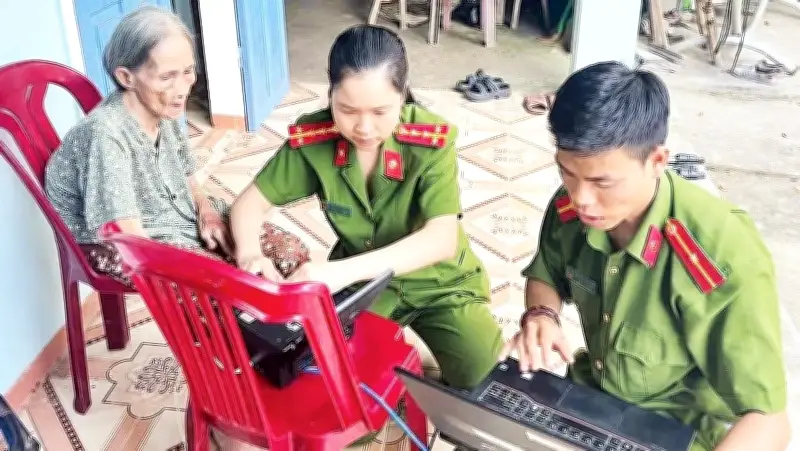 Công An Đà Nẵng Đi Từng Ngõ, Gõ Từng Nhà Hỗ Trợ Cấp Căn Cước Cho Người Yếu Thế