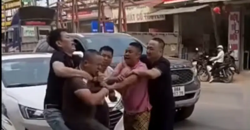 Công an Phú Thọ điều tra vụ xô xát nghiêm trọng sau va chạm ô tô