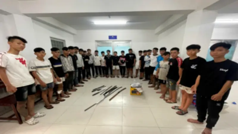 Công an phường Hưng Phú xử lý vụ đánh nhau của 28 thanh thiếu niên, thu giữ nhiều hung khí
