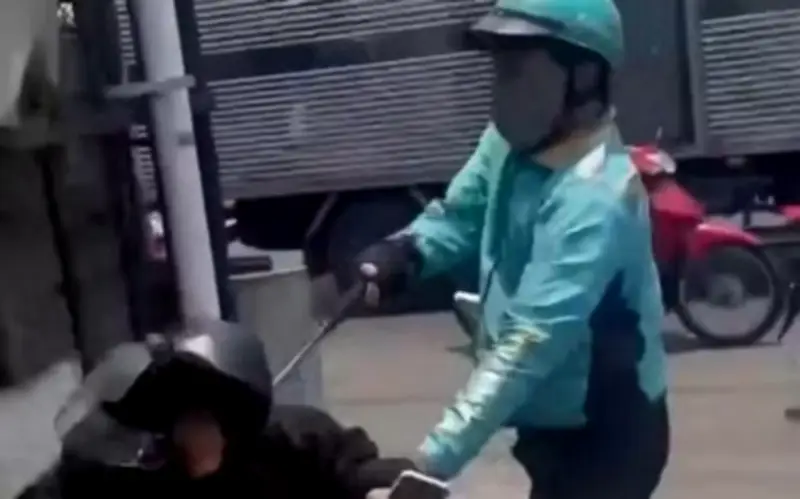 Công an TP.HCM điều tra vụ người mặc áo xe ôm công nghệ dùng hung khí đánh người
