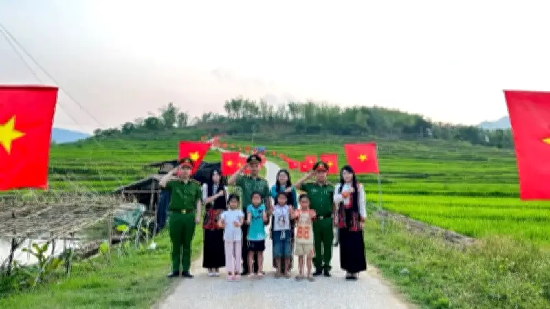 Công an xã Quang Chiểu chung tay xây dựng 'Đường cờ Tổ quốc' nơi biên giới