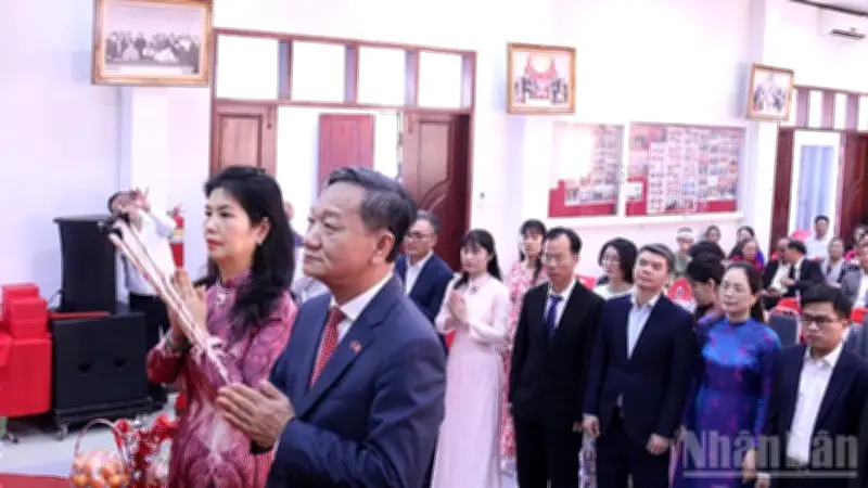 Cộng đồng người Việt tại Lào thành kính dâng hương Giỗ Tổ Hùng Vương