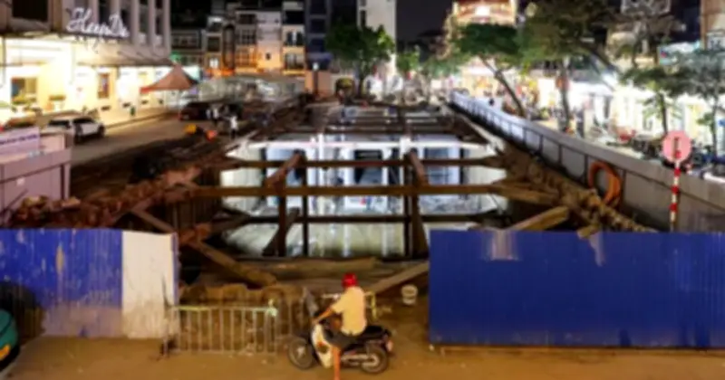 Công nhân Hà Nội xuyên đêm thi công khẩn cấp loạt dự án chống ngập nội đô