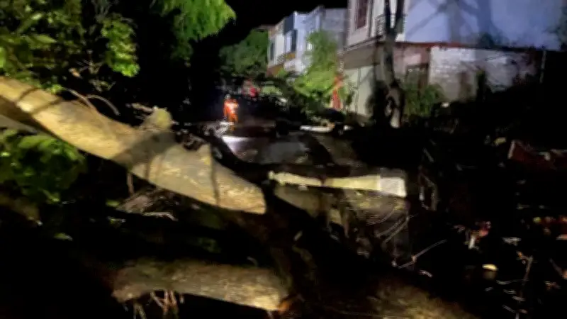 Công nhân Điện lực Bắc Hà căng mình khắc phục sự cố đường dây điện giữa đêm mưa dông