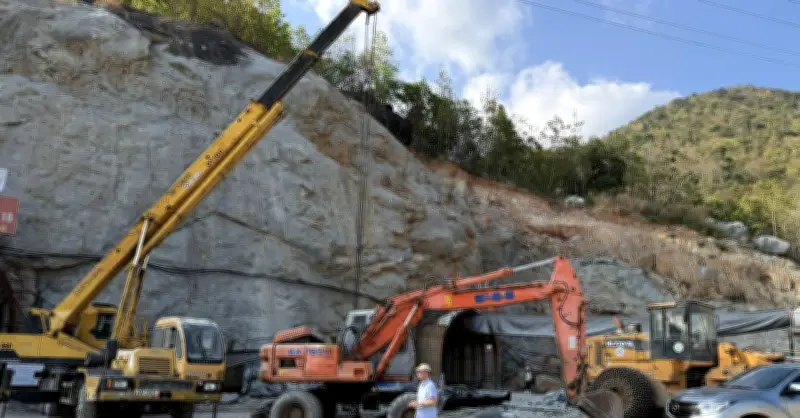 Công trình thủy điện tích năng đầu tiên của Việt Nam: Bác Ái sôi động trong lòng núi