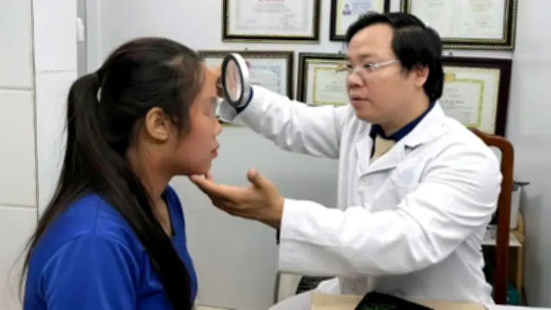 Cảnh báo mỹ phẩm không rõ nguồn gốc: Cô gái trẻ Hà Nội tổn thương da nghiêm trọng