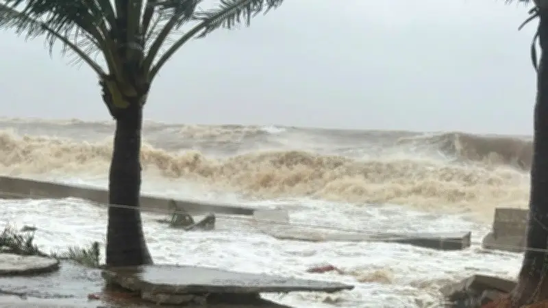 Cảnh báo mưa dông, lốc sét diện rộng tại Hà Nội và Quảng Ninh sáng 23/4