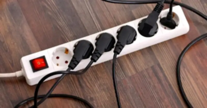 Cảnh báo nguy cơ cháy nổ từ ổ cắm nối dài: 4 lưu ý an toàn gia đình cần nhớ