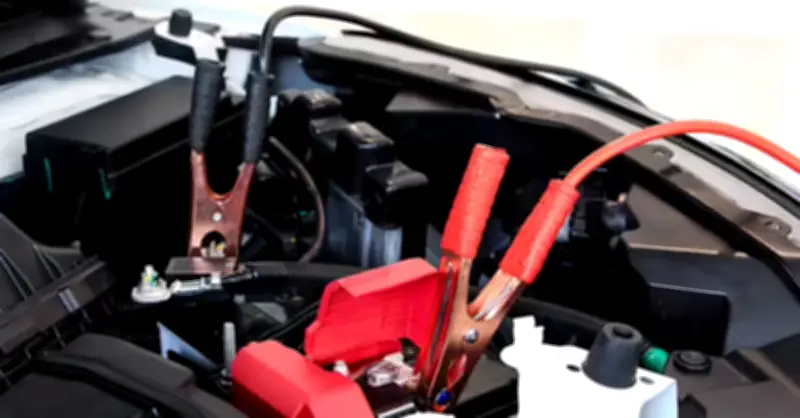 Cảnh báo nguy cơ khi tự câu bình ắc quy ô tô hiện đại: Có thể biến xe thành 'cục sắt'