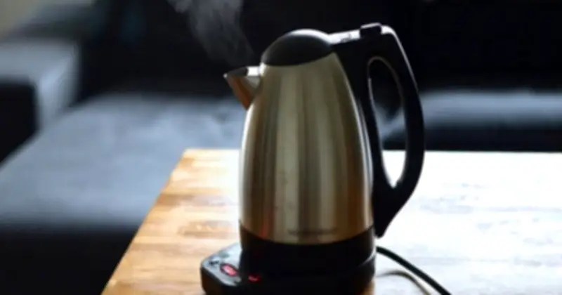 Cảnh báo nguy hiểm từ ấm điện: 3 dấu hiệu cần thay ngay kẻo hại sức khỏe