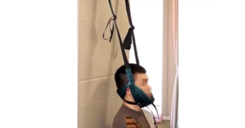 Cảnh báo nguy hiểm từ việc tự ý kéo giãn cột sống cổ tại nhà