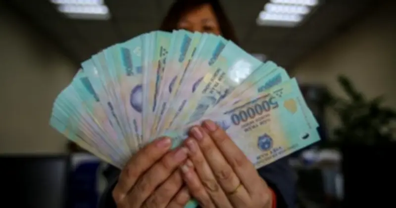 Cảnh báo thủ đoạn trà trộn tiền giả 500.000 đồng tại các cửa hàng