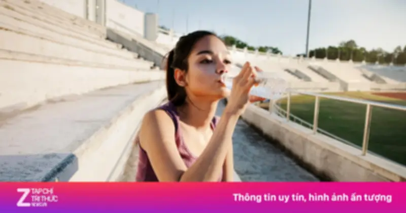 Cảnh báo: Thói quen uống nước sai cách trong mùa nóng có thể gây tổn thương thận nghiêm trọng