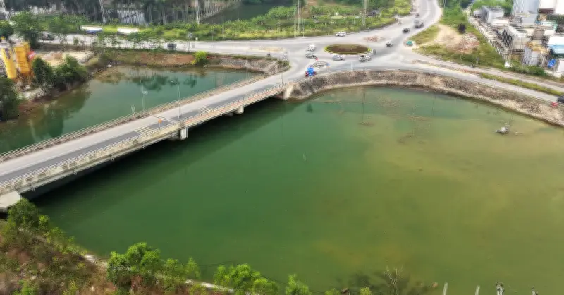 Cảnh khác lạ tại hồ nước thải công ty hóa chất từng phủ vàng vàng đặc