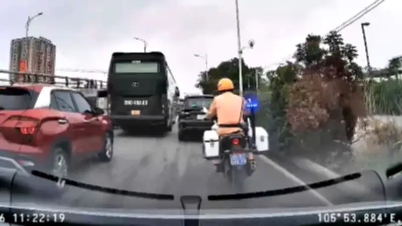 Cảnh sát giao thông Hà Nội liên tiếp hỗ trợ cấp cứu nạn nhân tai nạn lao động