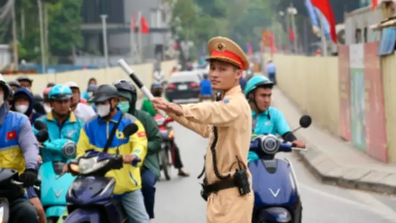 Cảnh sát giao thông Hà Nội vượt khó, kiến tạo giao thông thông suốt giữa công trường