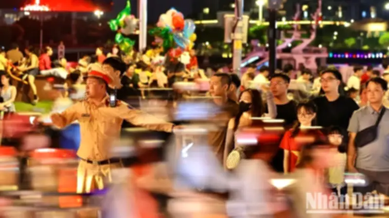 Cảnh sát giao thông phân luồng, đảm bảo an toàn dịp bắn pháo hoa 30/4