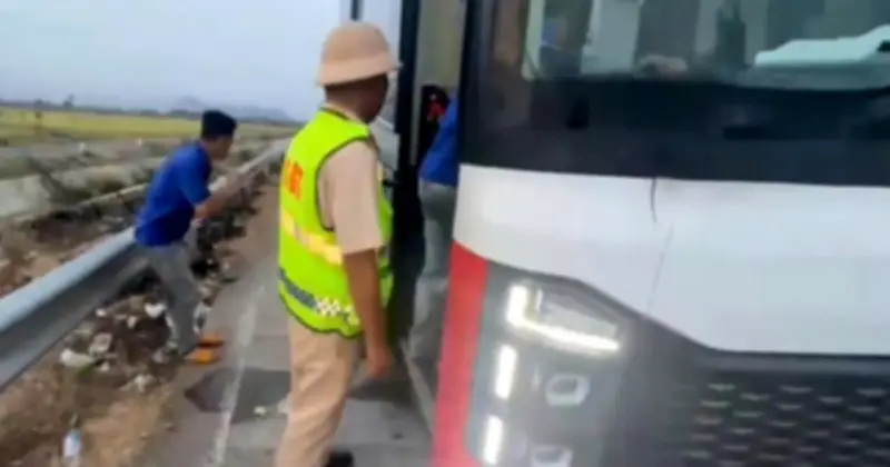 Cảnh sát giao thông xử phạt xe khách nhồi nhét trên cao tốc Vĩnh Hảo - Phan Thiết