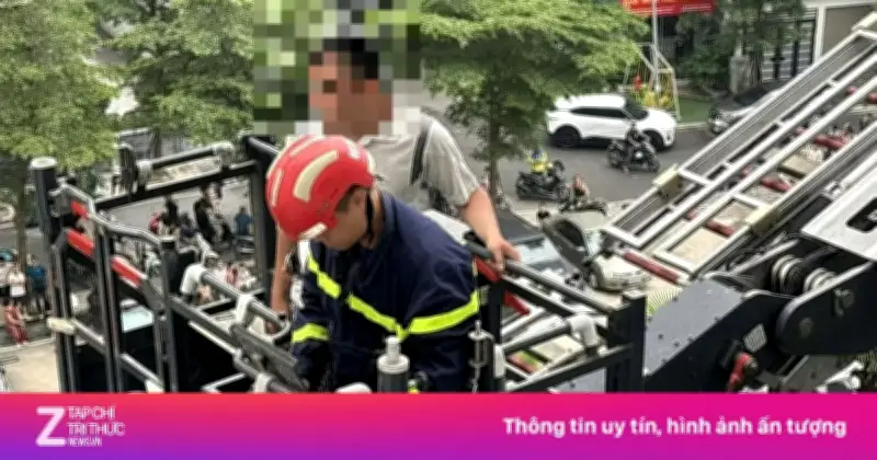 Cảnh sát giải cứu người đàn ông đứng ngoài tầng 5 chung cư Rose Town