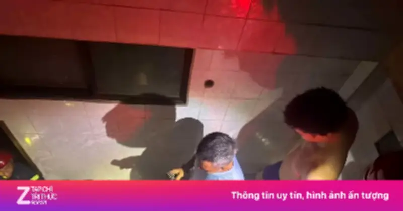 Cảnh sát PCCC cắt cửa cuốn, giải cứu 2 người mắc kẹt trong căn nhà 6 tầng cháy dữ dội ở TP.HCM