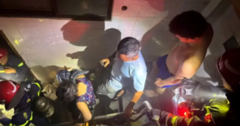 Cảnh sát PCCC TP.HCM giải cứu thành công 2 người mắc kẹt trong vụ cháy nhà dân