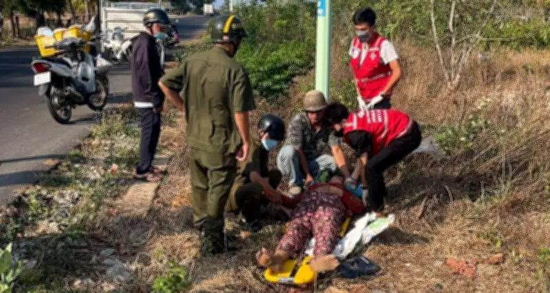 Cảnh sát Sóc Trăng cấp cứu cụ già ngất xỉu, bán giúp 500 tờ vé số