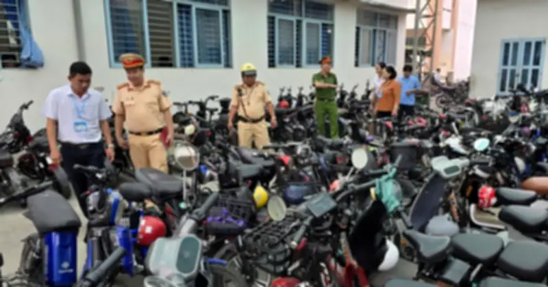 Cảnh sát TP.HCM kiểm tra bãi xe trường học, ngăn chặn học sinh 'độ chế' xe điện