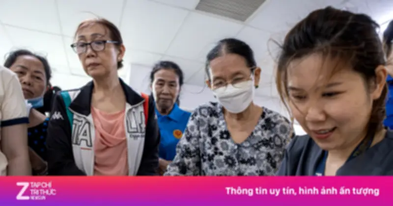 Cảnh tượng hiếm có tại các trạm y tế TP.HCM: Người dân đổ xô khám sức khỏe miễn phí