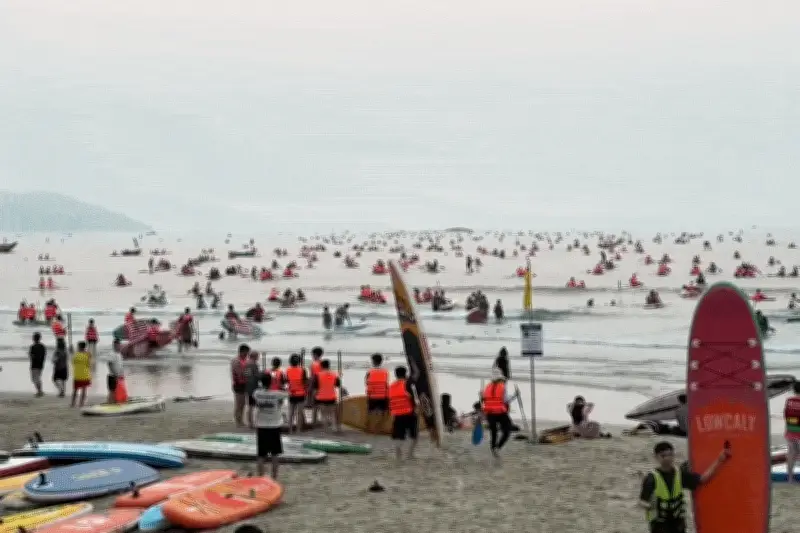 Cảnh tượng hàng trăm du khách chèo SUP kín biển Đà Nẵng gây sốt mạng xã hội