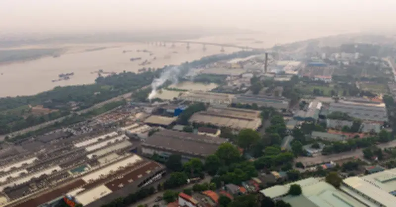 Cảnh xả khí thải trắng xóa ở cửa ngõ vào trung tâm tỉnh Phú Thọ