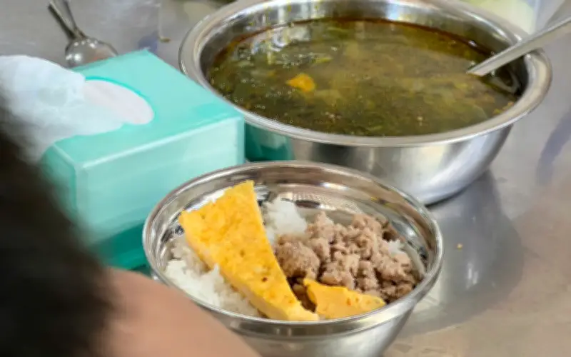 Con Tôi Đang Ăn Gì Ở Trường? Nỗi Lo Âm Ảnh Phụ Huynh Hà Nội